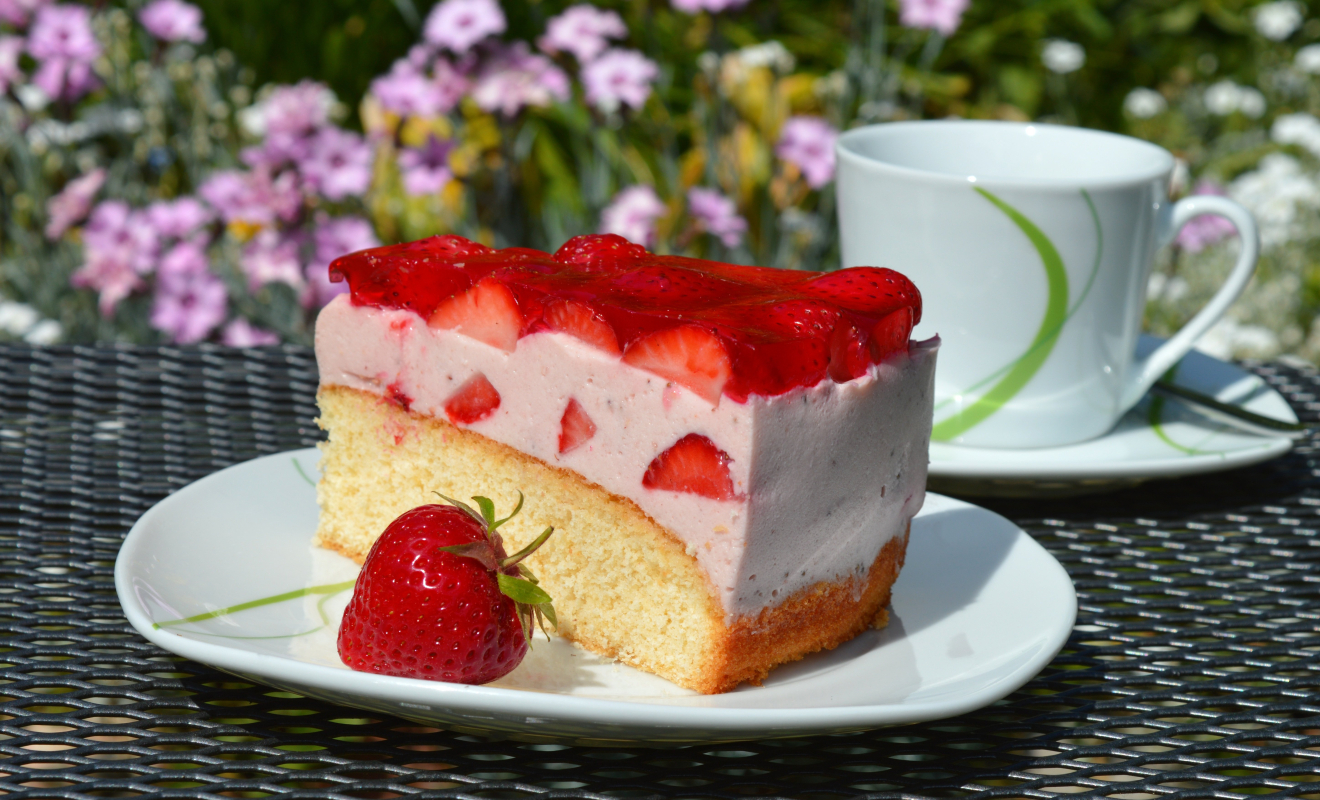 neelam279-strawberrycake-8063094